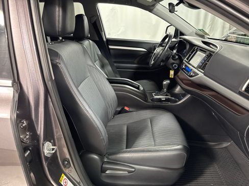 Used 2019 Toyota Highlander Plus AWD/4WD image 27