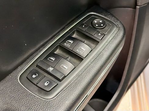 Used 2014 Dodge Charger SXT image 17