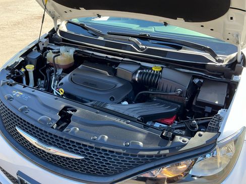 Used 2022 Chrysler Voyager LX image 22