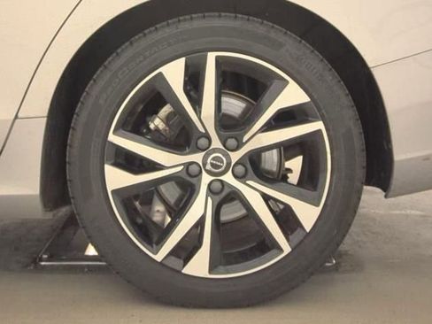 Used 2025 Volvo S60 B5 Core image 12