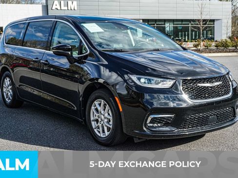 Used 2024 Chrysler Pacifica Touring-L FWD image 3