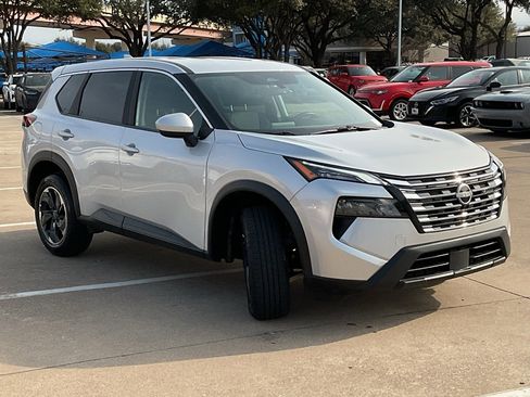 Used 2025 Nissan Rogue SV image 4