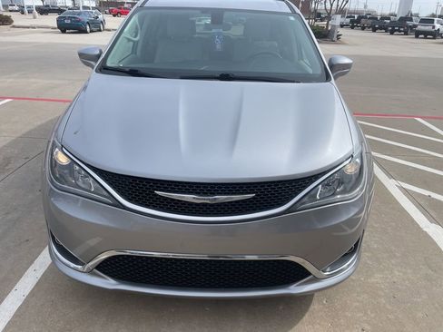 Used 2017 Chrysler Pacifica Touring-L image 2