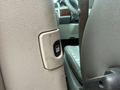 Used 2010 Chrysler Town & Country Touring FWD image 23