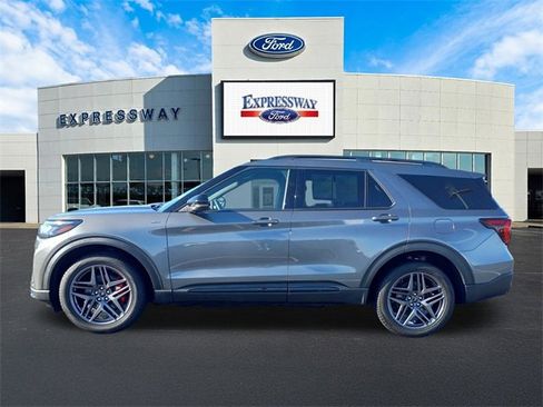 Used 2025 Ford Explorer ST-Line w/ ST-Line Street Pack image 9