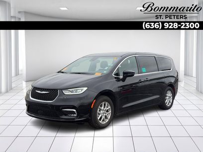 Used 2025 Chrysler Pacifica Select