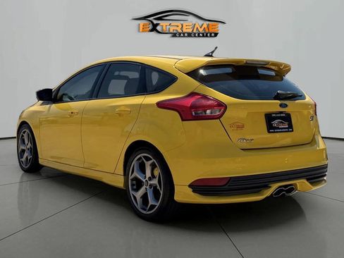 Used 2017 Ford Focus ST FWD image 4