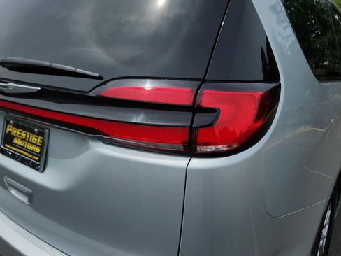 Used 2024 Chrysler Pacifica Touring-L FWD image 11