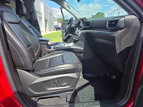 Used 2023 Ford Explorer XLT w/ Equipment Group 202A AWD/4WD image 18