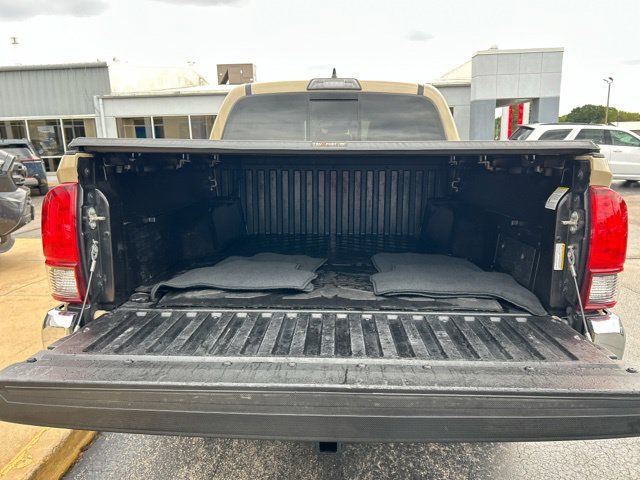 Used 2019 Toyota Tacoma SR5 AWD/4WD image 9