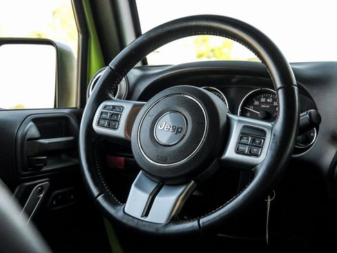 Used 2017 Jeep Wrangler Unlimited Rubicon image 15