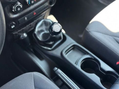 Used 2017 Jeep Wrangler Sport AWD/4WD image 12