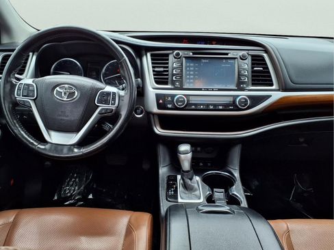 Used 2017 Toyota Highlander Limited Platinum AWD/4WD image 16