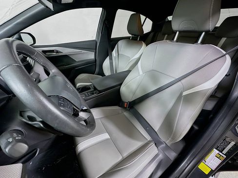 Used 2025 Toyota Camry SE FWD image 15
