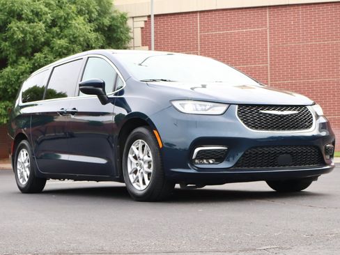 Used 2023 Chrysler Pacifica Touring-L FWD image 1