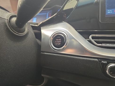 Used 2020 Kia Niro EX Premium FWD image 28