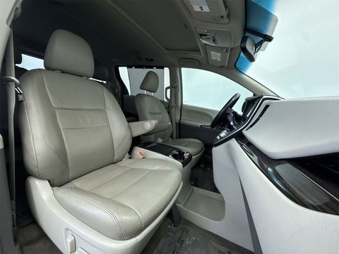Used 2017 Toyota Sienna XLE image 13