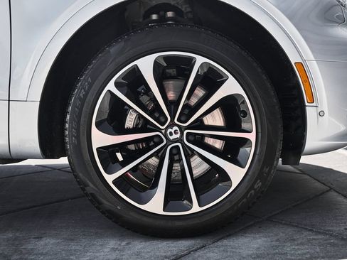 Used 2021 Bentley Bentayga AWD/4WD image 20