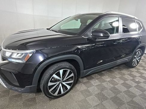 Used 2022 Volkswagen Taos SE FWD image 6
