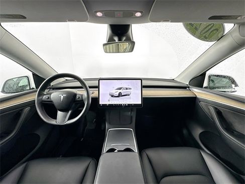 Used 2022 Tesla Model Y Long Range image 3