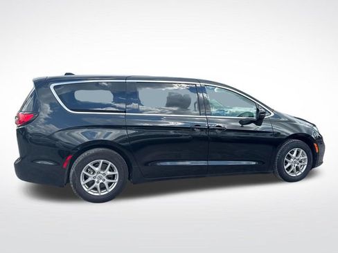Used 2023 Chrysler Pacifica Touring-L FWD image 7