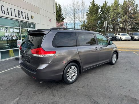 Used 2011 Toyota Sienna XLE image 4