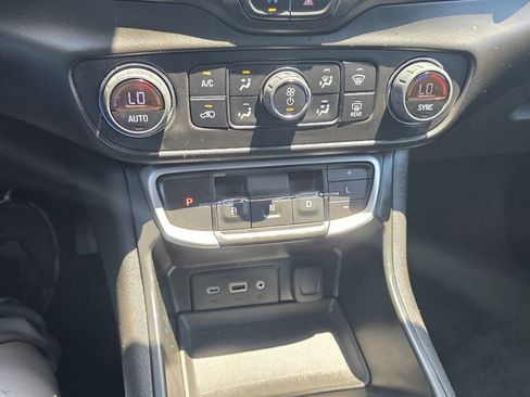 Used 2022 GMC Terrain SLE w/ Driver Convenience Package AWD/4WD image 18