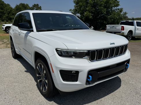 Used 2025 Jeep Grand Cherokee Overland w/ Trailer Tow Package AWD/4WD image 3