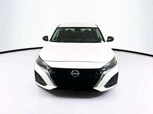 Used 2025 Nissan Altima 2.5 SV FWD image 2