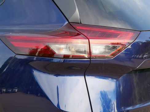 Certified 2024 Nissan Rogue SV AWD/4WD image 17