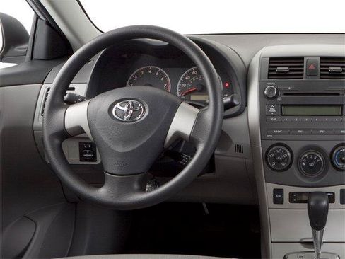 Used 2013 Toyota Corolla LE FWD image 2