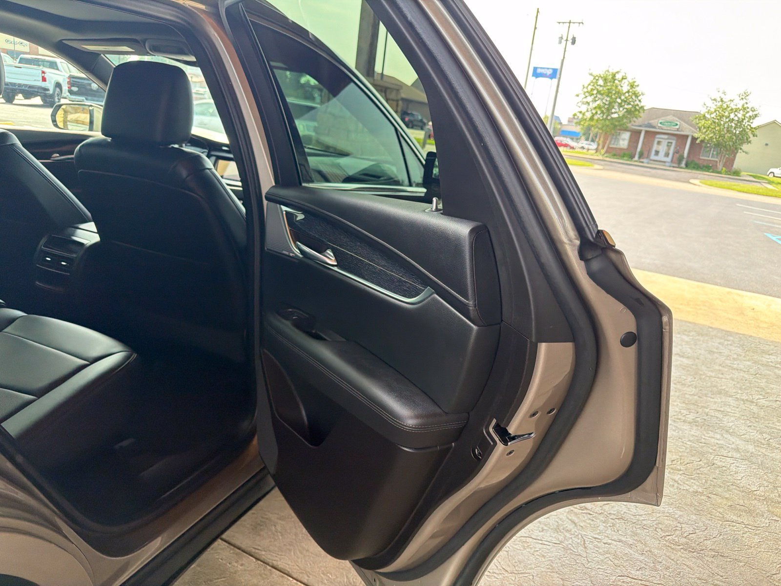 Used 2022 Cadillac XT5 Premium Luxury w/ LPO, Floor Liner Package AWD/4WD image 4