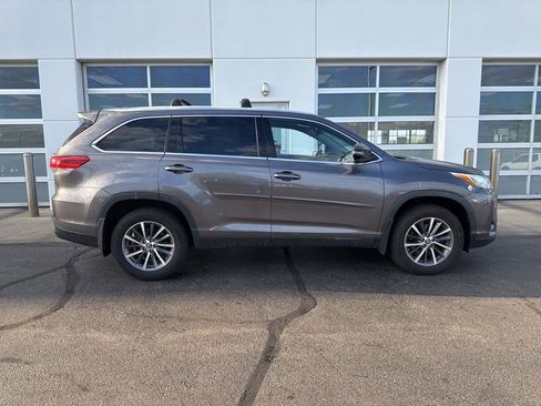 Used 2019 Toyota Highlander XLE AWD/4WD image 3