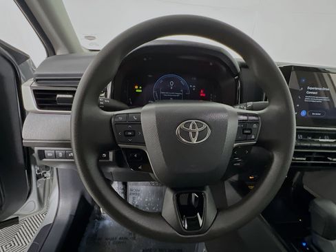 Used 2025 Toyota Camry LE image 18