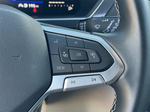 Used 2022 Volkswagen Tiguan SE image 9