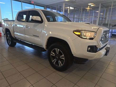 Used 2016 Toyota Tacoma TRD Sport image 2