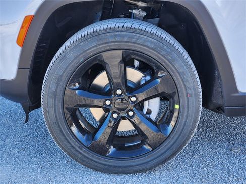 New 2025 Jeep Grand Cherokee Altitude image 8