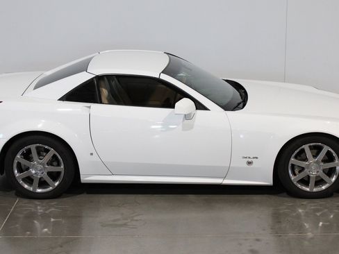 Used 2008 Cadillac XLR RWD image 18