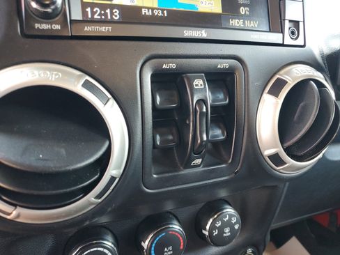 Used 2017 Jeep Wrangler Unlimited Sahara w/ Connectivity Group image 27