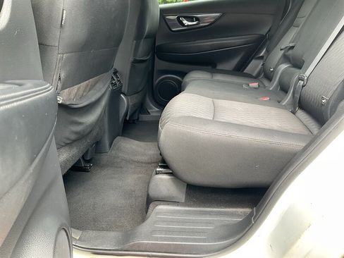 Used 2019 Nissan Rogue SV AWD/4WD image 16