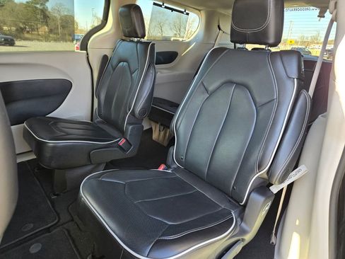 Used 2024 Chrysler Pacifica Limited image 12
