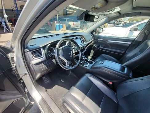 Used 2019 Toyota Highlander XLE FWD image 10