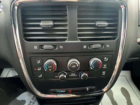 Used 2017 Dodge Grand Caravan SE image 22