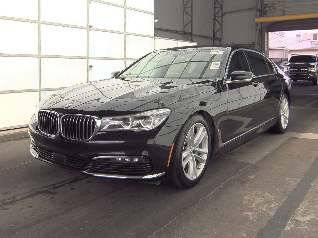 Used 2018 BMW 750i w/ Executive Package RWD image 3