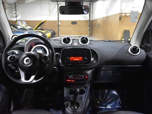 Used 2016 smart fortwo pure RWD image 22
