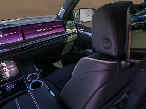 Used 2025 Cadillac Escalade Sport Platinum w/ LPO, ONYX Package image 29