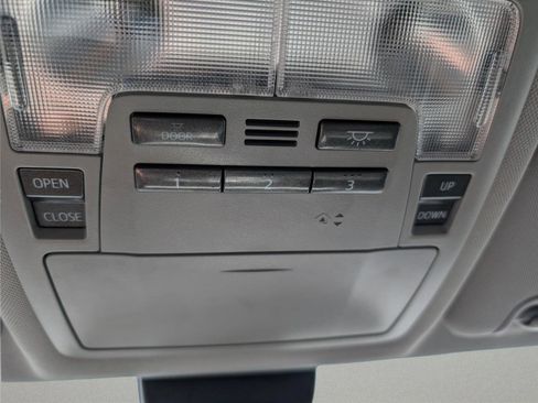 Used 2017 Toyota Highlander Limited image 12