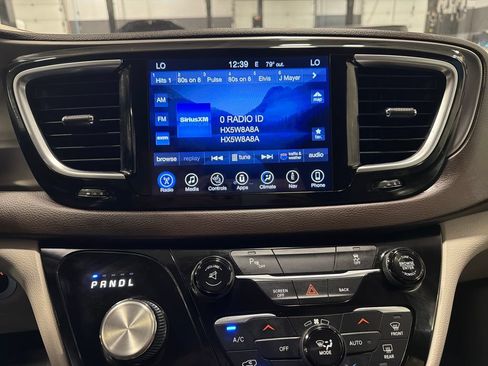Used 2017 Chrysler Pacifica Touring-L Plus w/ Tire & Wheel Group FWD image 7