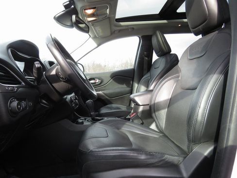 Used 2019 Jeep Cherokee Limited w/ Technology Group image 10