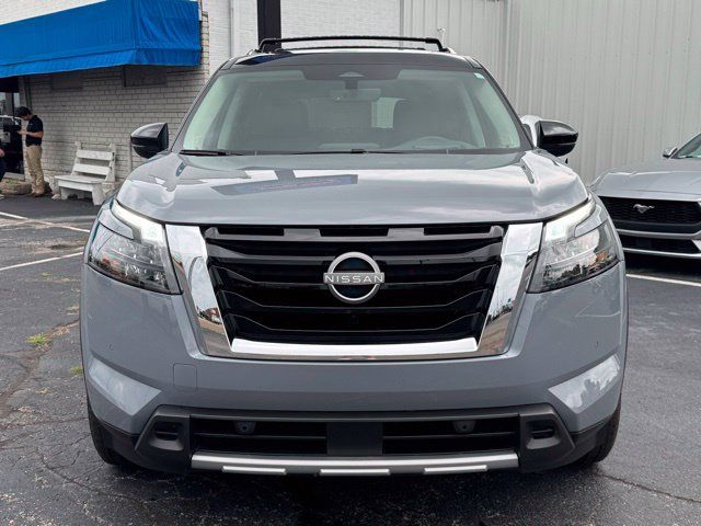 Used 2025 Nissan Pathfinder Platinum FWD image 2